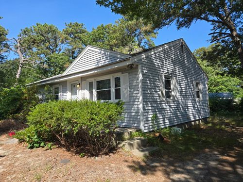 8 Holly Ln, South Yarmouth, MA, 02664-5217 | Card Image