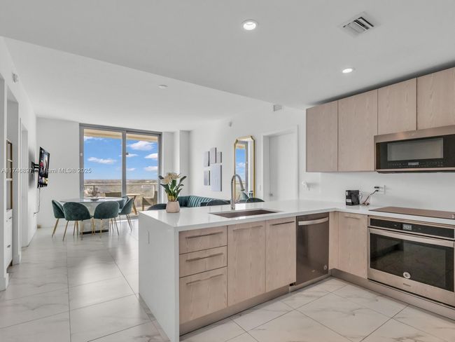 APT-1507 - 2000 Metropica Way, Condo with 2 bedrooms, 2 bathrooms and null parking in Sunrise FL | Image 4
