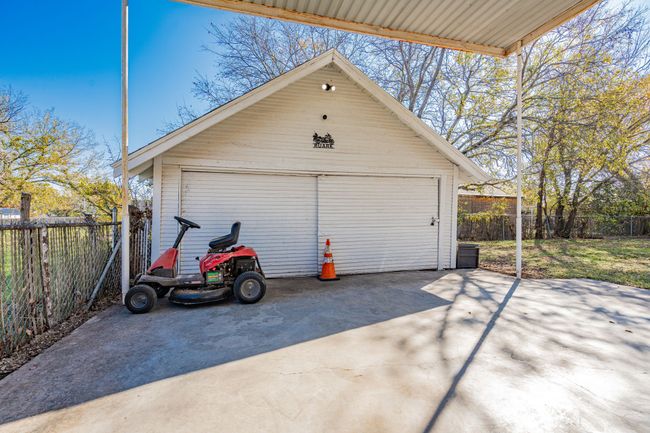 View of garage | Image 9