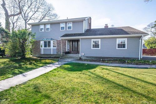 22 Oak Ln, Blue Point, NY, 11715-1716 | Card Image