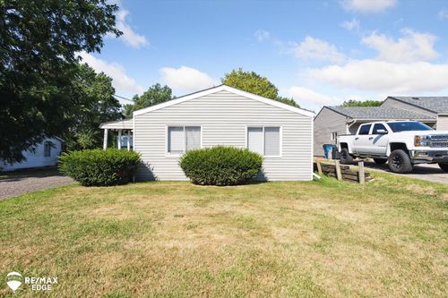 2465 Stockbridge St, Burton, MI, 48509-1124 | Card Image