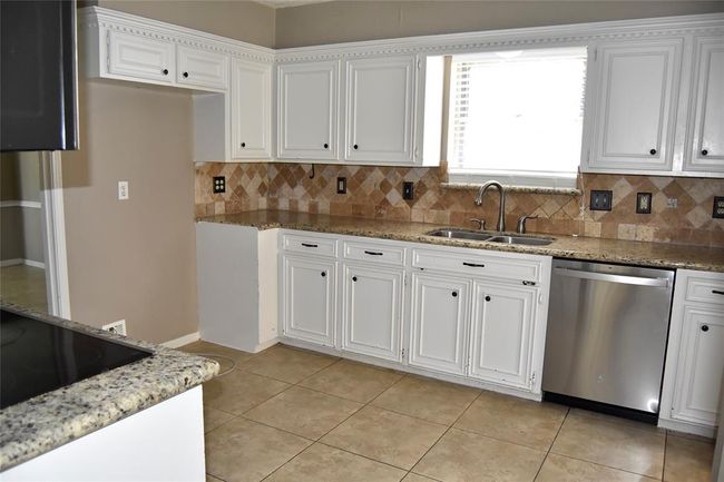 granite counters in the kitchen | Image 14