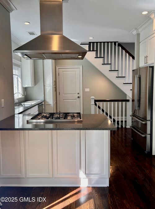 b-31 Moshier St, Greenwich, CT, 06831-4308 | Card Image