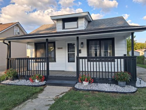 28042 Maple St, Roseville, MI, 48066-2430 | Card Image