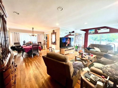 11 Pearl St, Valley Stream, NY, 11581-2831 | Card Image