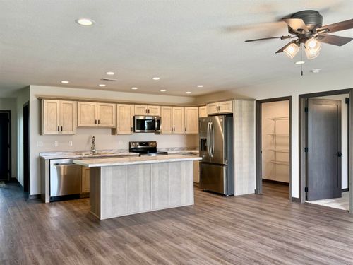 106 34th Ave W, Spencer, IA, 51301-2311 | Card Image