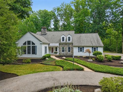 20 Stonecreek Dr, Chagrin Falls, OH, 44022-2547 | Card Image