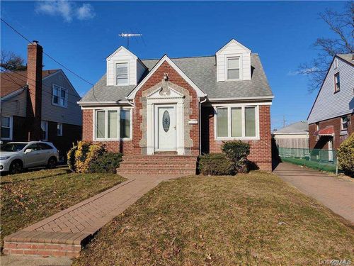 63 E Dover St, Valley Stream, NY, 11580-4105 | Card Image