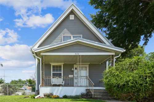 824 Center Point Rd Ne, Cedar Rapids, IA, 52402-4650 | Card Image