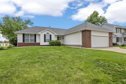 1405 Lyndhurst Dr, Hiawatha, IA, 52233 | Card Image