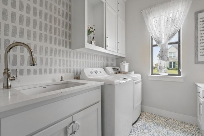 Light & bright laundry room | Image 23