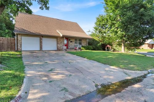 1001 Nw 2nd St, Moore, OK, 73160-2136 | Card Image
