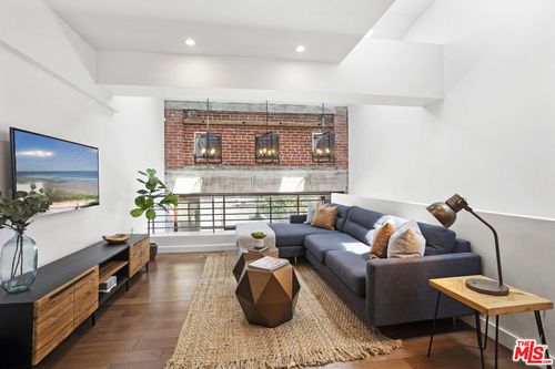17-940 E 2nd St, Los Angeles, CA, 90012 | Card Image