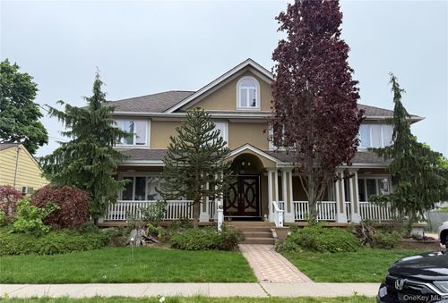 30 3rd Ave, Westbury, NY, 11590-2524 | Card Image