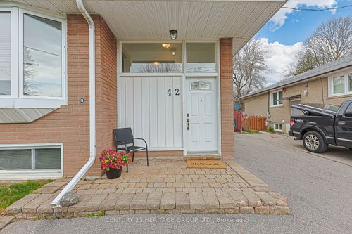 42 Lindsay Avenue, Newmarket, ON, L3Y4N6 | Card Image