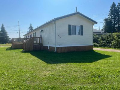 309 5 St Nw, House other with 3 bedrooms, 2 bathrooms and 2 parking in Slave Lake AB | Image 2