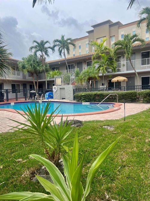 915 Se 22nd Ave, Pompano Beach, FL, 33062-7073 | Card Image