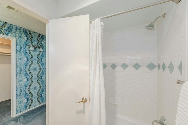 Primary tub / Shower combo | Image 16