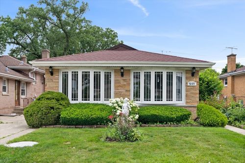 7357 N Crawford Ave, Lincolnwood, IL, 60712-2036 | Card Image