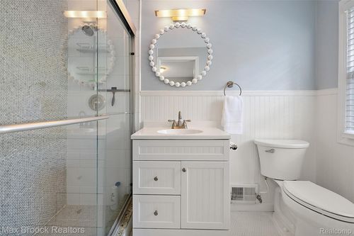 692 Bennington Dr, Bloomfield Hills, MI, 48304-3304 | Card Image