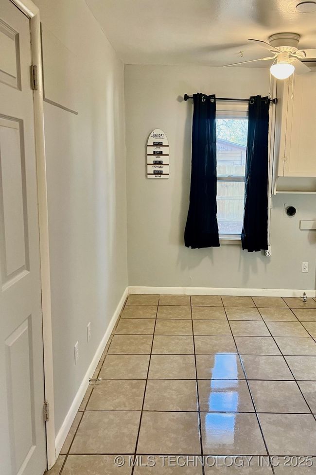 Laundry with access to attached garage | Image 27