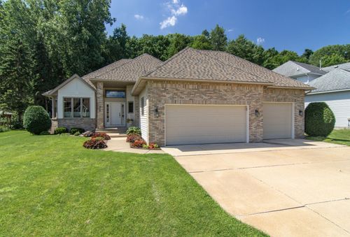 418 Oak Creek Dr S, Vadnais Heights, MN, 55127-7008 | Card Image