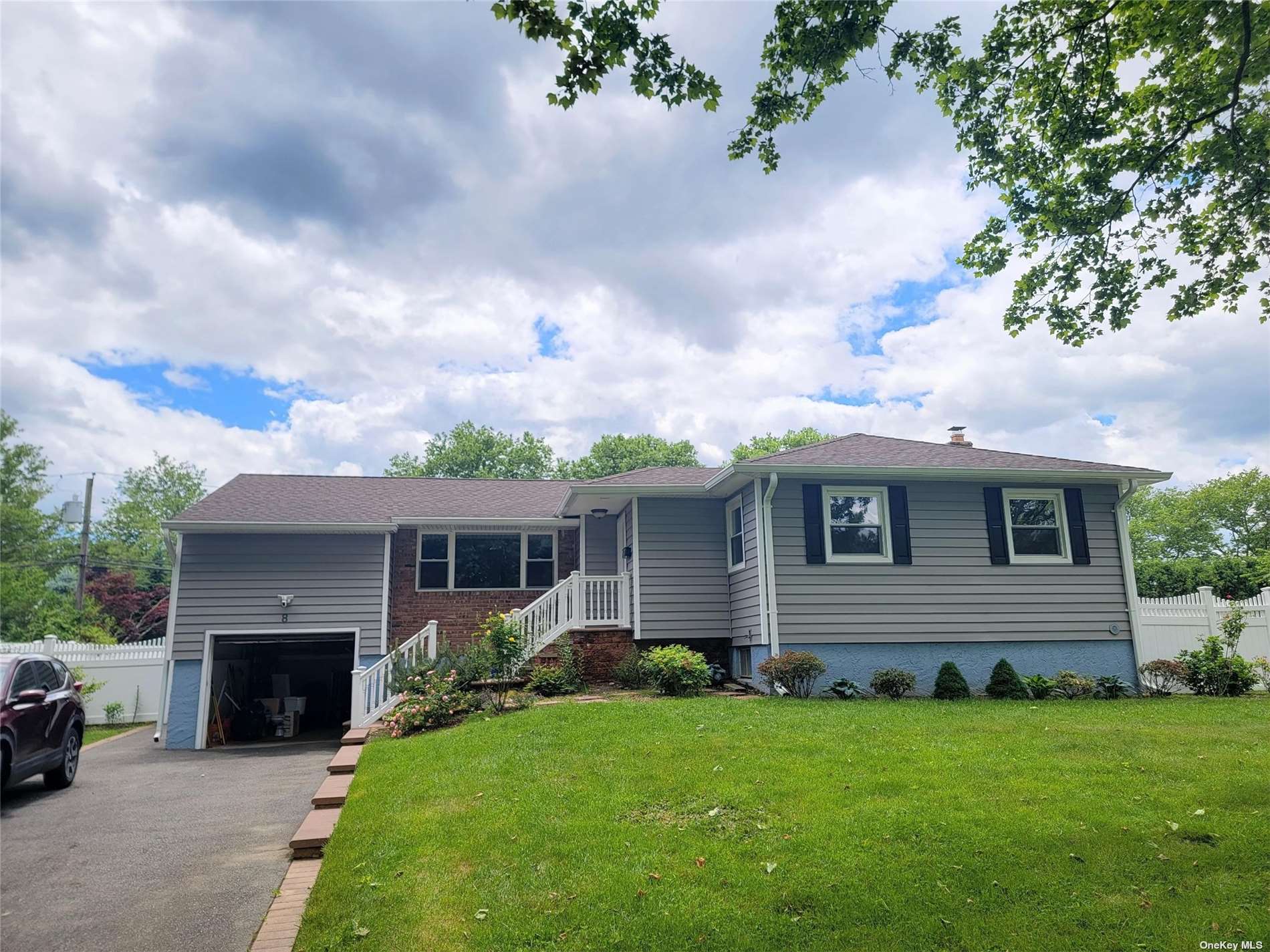 Van Alst Pl, Melville, NY 11747