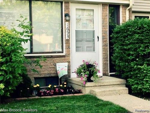 1653 Wimbledon Dr, Walled Lake, MI, 48390-3180 | Card Image