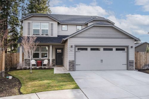 746 N Roundhouse Ct, Sisters, OR, 97759-3138 | Card Image