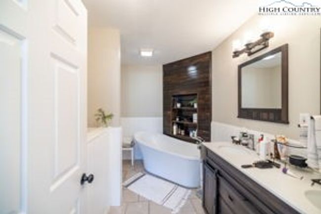 Upper level bath | Image 23