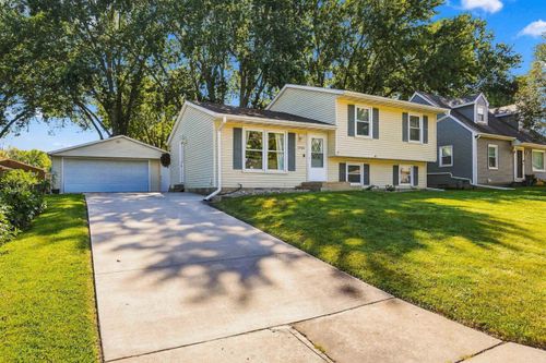 1933 Castle St, Waterloo, IA, 50701-1613 | Card Image