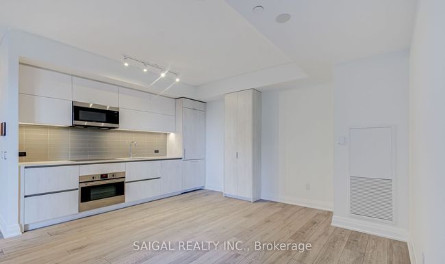 601 - 21 Park St E, Condo with 2 bedrooms, 2 bathrooms and 1 parking in Mississauga ON | Image 4