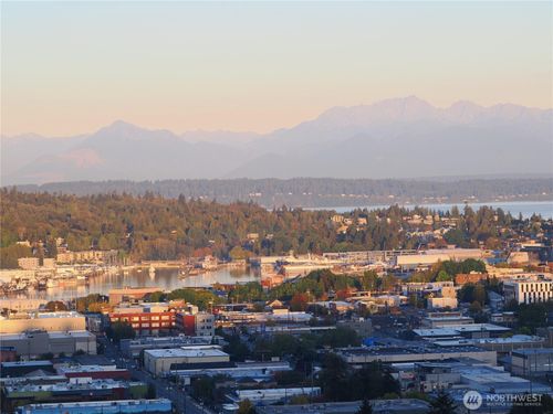4-4511 Greenwood Ave N, Seattle, WA, 98103-6361 | Card Image