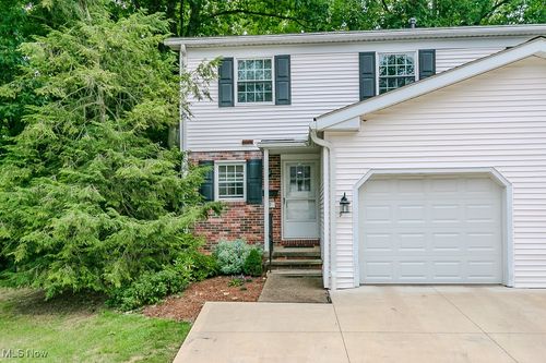 9 E Carriage Dr, Chagrin Falls, OH, 44022-2875 | Card Image