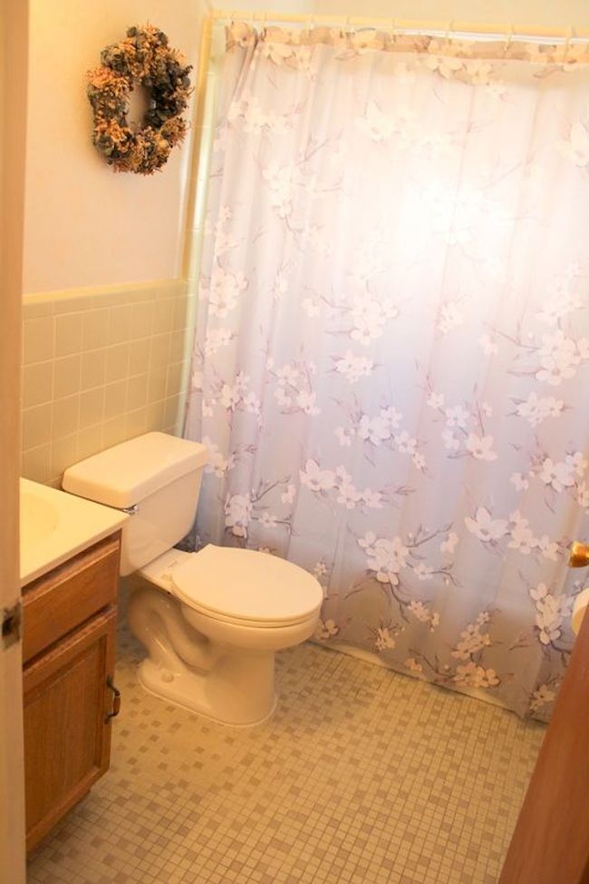 NICE MAIN LEVEL BATH W/NEUTRAL COLOR CERAMIC TILE | Image 13