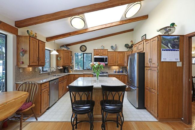 LOTS OF CABINETS AND CO0UNTER WORKING SPACE IN THIS KITCHEN | Image 7
