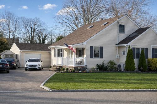 40 Alton Rd, Babylon, NY, 11702-3638 | Card Image