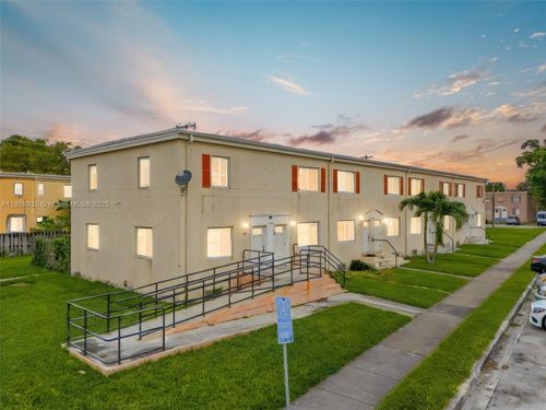 427-427 Nw 84th Ter, Miami, FL, 33150-2636 | Card Image