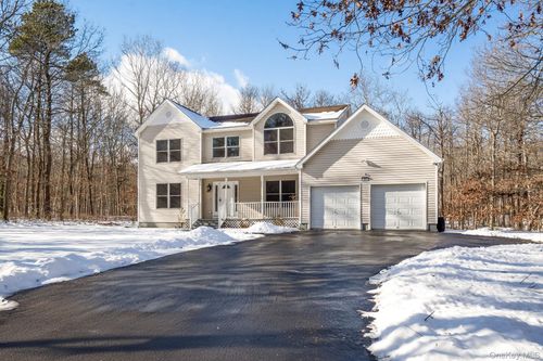400 Eastport Manor Rd, Manorville, NY, 11949-3377 | Card Image