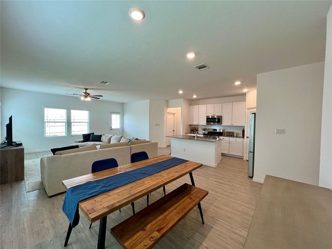9138 Honey Mesquite, House other with 3 bedrooms, 2 bathrooms and 4 parking in Seguin TX | Image 4