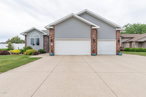 3803 Woodbend Dr Se, Mandan, ND, 58554-7987 | Card Image