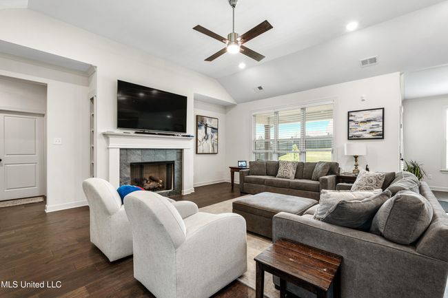 Living Room | Image 8