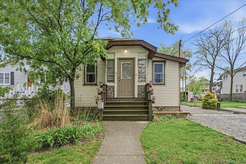 111 Ray St, Freeport, NY, 11520-5621 | Card Image