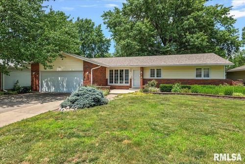 811 Virginia Ave, Taylorville, IL, 62568-1352 | Card Image