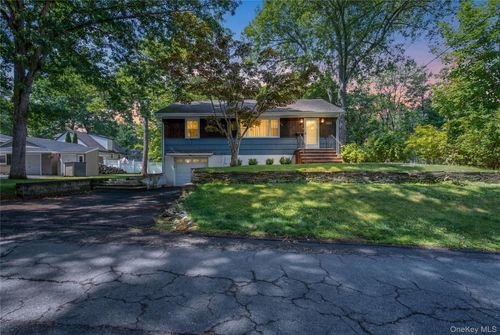11 Forest Dr, Suffern, NY, 10901-6840 | Card Image