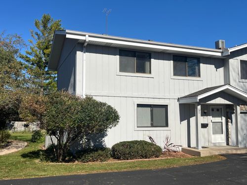 8018 W Manor Cir, Milwaukee, WI, 53223-6228 | Card Image