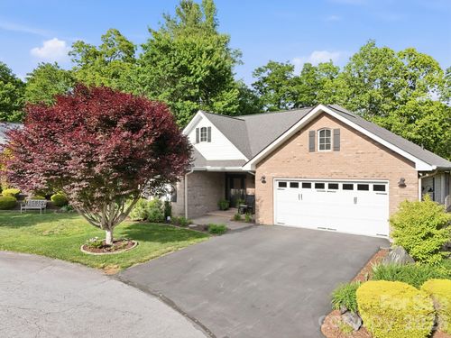 89 Dallas Dr, Hendersonville, NC, 28739-8733 | Card Image