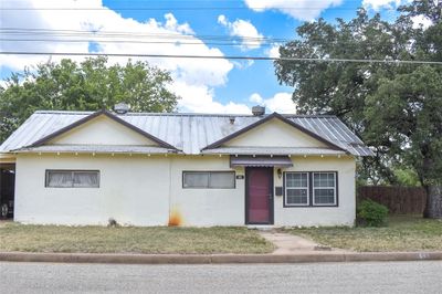 605 E 6th Street, House other with 2 bedrooms, 1 bathrooms and null parking in Brady TX | Image 1