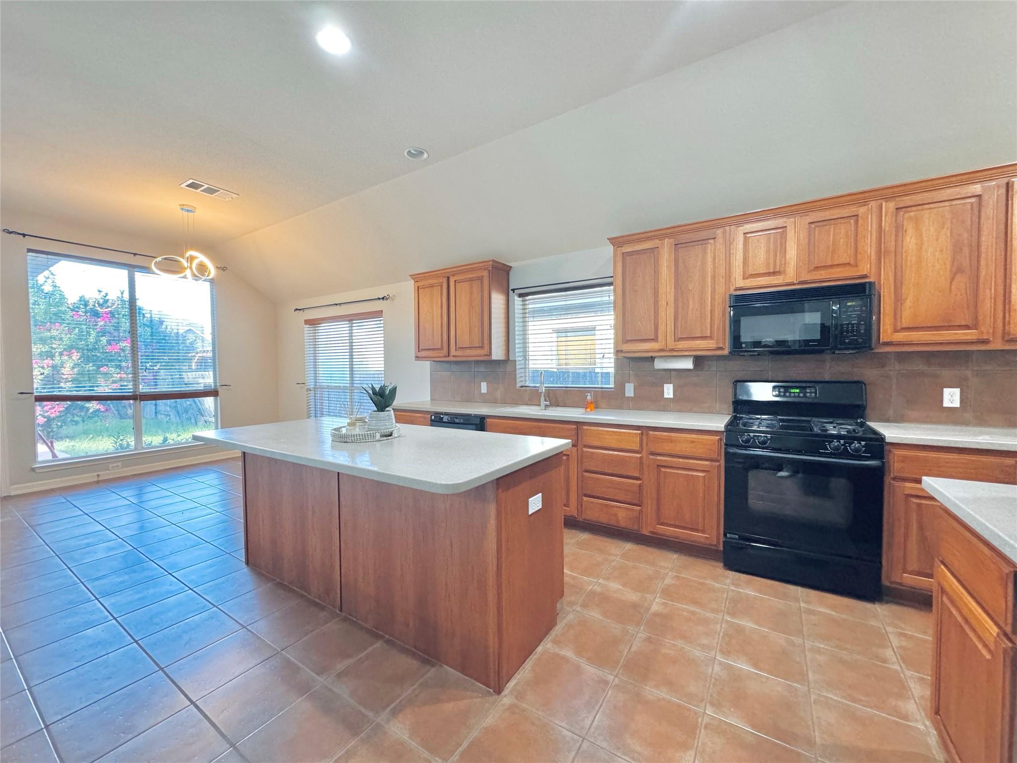 Residential Lease in Manor 5