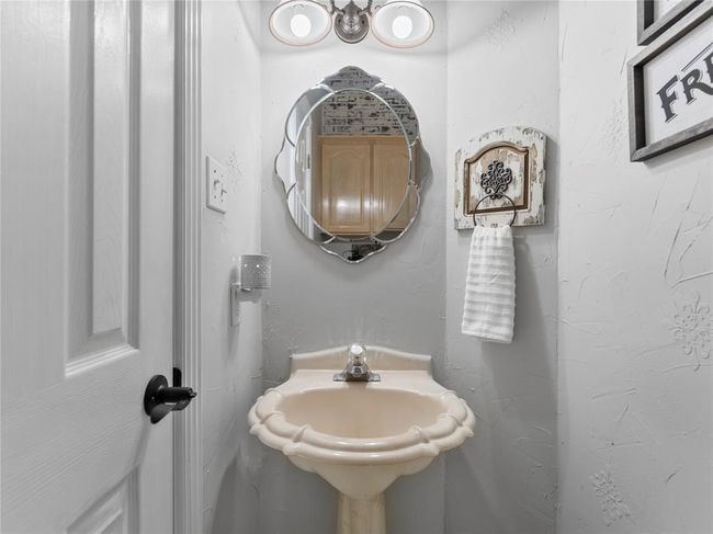 2221 Lake Forrest Dr, House other with 4 bedrooms, 3 bathrooms and 3 parking in West Columbia TX | Image 11